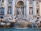 11 - Poco distante, la leggendaria fontana di Trevi!.jpg